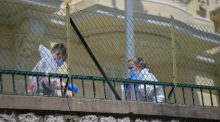 Ermittler untersuchen den Tatort an dem Wohnhaus, wo einen Tag zuvor drei Menschen durch einen Sprengsatz schwer verletzt worden waren. Foto: Philippe Magoni/Ap/dpa