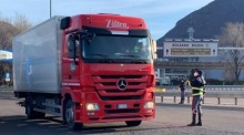 Die Polizei kontrolliert Lkw-Fahrer an der italienisch-österreichischen Grenze in Brenner. Foto: epa/Gnews