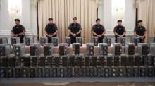 Bei der Pressekonferenz präsentierte das DSI einen Teil der rund 1.900 beschlagnahmten Geräte für das mutmaßlich illegale Crypto-Mining. Bild: Department of Special Investigation (DSI)