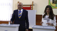 Slowenischer Ministerpräsident Janez Jansa (L) und seine Frau Urska wählen in einem Wahllokal in Arce Pri Velenju. Foto: epa/Antonio Bat