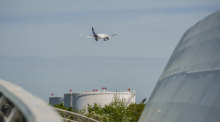 Eine Lufthansa-Maschine fliegt über das Tanklager von Unitank am Flughafen Frankfurt. Foto: Andreas Arnold/dpa