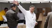 Kolumbiens Präsident Gustavo Petro winkt nach seiner Stimmabgabe bei den Parlamentswahlen in Bogotá. Millionen Bürger entscheiden über die Zusammensetzung des Kongresses. Foto: epa/Mauricio Dueñas Castañeda