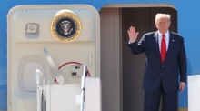 US-Präsident Donald Trump steigt aus der Air Force One, als er am internationalen Flughafen Kuala Lumpur eintrifft, um am 47. ASEAN-Gipfel in Kuala Lumpur teilzunehmen. Foto: epa/Hasnoor Hussain / Reuters / Pool