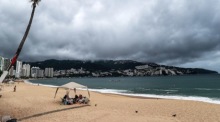 Über einem Strand im Ferienort Acapulco im Bundesstaat Guerrero schweben die Wolken. Foto: epa/David Guzman