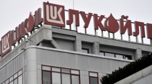 Der russische Ölriese Lukoil erwägt den Verkauf seiner größten Ölraffinerie auf dem Balkan. Foto: epa/Vassil Donev