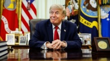 Donald Trump sitzt im Oval Office des Weißen Hauses vor der Unterzeichnung einer Verfügung zu Fahrzeugreparaturen. Foto: EPA/Samuel Corum/pool