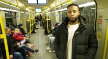 Der 32-jährige Manager Cedric steht in einer U-Bahn, Szene aus ZDF - Reportage "37°: Die Farbe meiner Haut - Alltagsrassismus in Deutschland" , die am Dienstag, 20.02. gezeigt werden soll. Foto: Julia Weingarten/Zdf/dpa