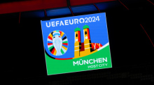 Das Logo der UEFA Euro 2024 für die „Host City“ München ist auf einer Anzeigetafel in die Allianz Arena zu sehen. Foto: Sven Hoppe/dpa