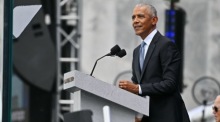 Barack Obama spricht bei der Eröffnung des Obama Presidential Center in Chicago vor den Gästen. Foto: epa/Victor Hilitski