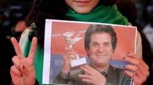 Die deutsche, im Iran geborene Schauspielerin Pegah Ferydoni zeigt ein Foto des iranischen Regisseurs Jafar Panahi. Archivfoto: epa/BRITTA PEDERSEN
