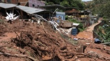 Schlamm und Trümmer bedecken Straßen in Juiz de Fora nach schweren Unwettern mit vielen Toten und Vermissten in Minas Gerais. Foto: ANDRE COELHO/epa