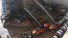 Feuerwehrleute kämpfen gegen einen Großbrand im Einkaufszentrum Gul Plaza in Karachi. Mindestens sechs Menschen kamen ums Leben, zahlreiche wurden verletzt. Foto: epa/Shahzaib Akber