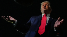 US-Präsident Donald Trump spricht zu Reportern, bevor er die Air Force One am Palm Beach International Airport besteigt. Foto: Julia Demaree Nikhinson/Ap/dpa