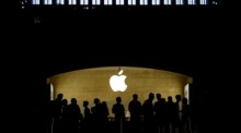 Leute laufen an einem Apple Logo in einem Apple Store in New York vorbei. Foto: epa/Justin Lane