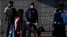 Polizei sichert das Gerichtsgebäude in Hongkong vor der Urteilsverkündung im nationalen Sicherheitsprozess gegen Jimmy Lai. Foto: epa/May James
