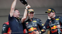 Red-Bull-Pilot Sergio Perez aus Mexiko (M) feiert seinen Sieg mit Teamchef Christian Horner von Red Bull Racing (l) und Red-Bull-Pilot Max Verstappen aus den Niederlanden (r) auf dem Podium. Foto: Hasan Bratic/dpa