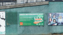 Ein Wahlplakat in Londonderry. Die anstehende Wahl in Nordirland könnte den Anhängern einer Wiedervereinigung mit Irland einen entscheidenden Schub geben. Foto: Larissa Schwedes/dpa