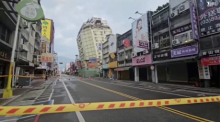 In diesem Bild aus einem Video sind Straßen abgesperrt, nachdem die Insel von einer Reihe von Erdbeben erschüttert wurde. Foto: Uncredited/Tvbs/ap/dpa