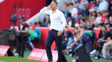 Mallorcas Trainer Martín Demichelis steht am Spielfeldrand. Foto: Jose Breton/Ap/dpa