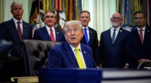 Donald Trump beantwortet im Oval Office des Weißen Hauses Fragen von Journalisten nach einer Ankündigung zur Förderung der Kohleindustrie. Foto: epa/Samuel Corum/pool