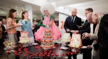 Drei Paare schnitten die Hochzeitstorte an, nachdem sie im Rahmen einer Feier zum 25-jährigen Jubiläum der „universellen Ehe“ in Amsterdam offiziell den Bund fürs Leben geschlossen hatten. Foto: epa/Ramon Van Flymen