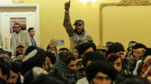 Taliban und Anhänger nehmen an einer Zeremonie zu Ehren der Freilassung von Haji Bashir Noorzai durch die Vereinigten Staaten in Kabul teil. Foto: epa/Stringer