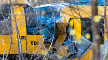 Einsatzkräfte sichern Unfallstelle nach Zugkollision bei Kagerup nördlich von Kopenhagen, mehrere Verletzte gemeldet nach Zusammenstoß am Morgen. Foto: dpa/Steven Knap/ritzau Scanpix Via Ap