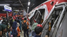 Rettungskräfte befreien nach Zugkollision in Bekasi Verletzte und bergen Opfer aus den Trümmern. Mehrere Tote und Dutzende Verletzte. Foto: EPA/Mast Irham
