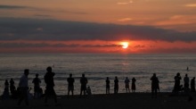 Touristen beobachten am Strand von Gangneung den Sonnenaufgang, der zahlreiche Besucher früh anlockt an der Ostküste Südkoreas zudem. Foto: EPA/Yonhap