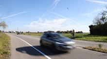 Autos fahren an der Unfallstelle in Fenegrò vorbei, an der der Inter-Mailand-Torhüter Josep Martínez mit einem älteren Mann kollidierte. Foto: epa/Matteo Bazzi