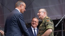 Friedrich Merz begrüßt Bundeswehr-Generalinspekteur Carsten Breuer beim Veteranentag in Berlin. Foto: EPA/Hans-christian Plambeck