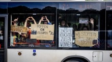 Klimaschützer demonstrieren in einem Bus auf der A12 in Den Haag. Foto: epa/Robin Utrecht