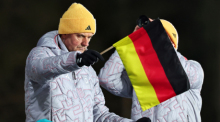 Stefan Horngacher dirigiert als Bundestrainer vom Turm aus seine Skispringer und beendet nach Erfolgen und Rückschlägen seine Amtszeit. Foto: dpa/Daniel Karmann