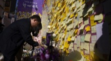 Ein Mann gedenkt der Opfer der Itaewon-Halloween-Stampede während der Gedenkveranstaltung zum ersten Jahrestag in Seoul. Foto: epa/Jeon Heon-kyun