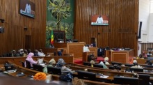 Abgeordnete im Parlament von Dakar beraten über ein verschärftes Gesetz gegen Homosexualität, das höhere Haftstrafen für gleichgeschlechtliche Beziehungen vorsieht. Foto: EPA/Jerome Favre
