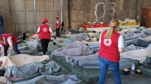 Das Lager, in dem Flüchtlinge und Migranten nach einem tödlichen Schiffsunglück vor Pylos im Hafen von Kalamata behandelt werden. Foto: epa/Hellenisches Rotes Kreuz / Handout
