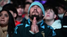 Ein argentinischer Fan verfolgt in Buenos Aires die Liveübertragung des WM-Spiels zwischen Argentinien und Kap Verde. Foto: EPA/Matias Martin Campaya
