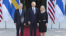 US-Präsident Joe Biden (C) begrüßt den finnischen Präsidenten Sauli Niinisto (L) und die schwedische Ministerpräsidentin Magdalena Andersson auf dem South Lawn des Weißen Hauses in Washington, DC. Foto: epa/Oliver Contreras