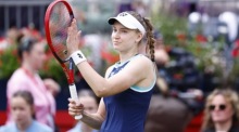 Elena Rybakina aus Kasachstan feiert ihren Sieg gegen die Deutsche Tatjana Maria im Achtelfinale der Queen’s Club Championships in London. Foto: Tolga Akmen/epa/dpa