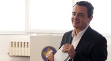 Kosovos Premier Albin Kurti, Chef der Partei Vetevendosje, gibt in Pristina bei den Parlamentswahlen seine Stimme ab. Foto: epa/Georgi Licovski