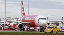 Die gestiegenen Kerosinpreise infolge globaler Energiekrisen zwingen Airlines wie Thai AirAsia zu Anpassungen im Flugplan. Foto: epa/Narong Sangnak