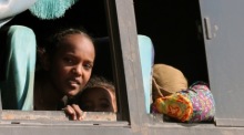 Mit einer Fähre überqueren Busse mit Sudanesen den Nil, nachdem sie die Grenze zum Sudan überquert haben. Foto: epa/Khaled Elfiqi