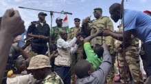 Mohamed Toumba, einer der Soldaten, die den nigrischen Präsidenten Mohamed Bazoum gestürzt haben, spricht zu Anhängern der nigrischen Junta. Foto: Sam Mednick/Ap/dpa