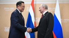 Thailands Premierminister Anutin Charnvirakul (l.) und Russlands Präsident Wladimir Putin (r.) sprachen in Kasan über Freihandel, Investitionen und den Ausbau der bilateralen Beziehungen. Foto: epa/Yegor Aleyev / Sputnik / Kremlin