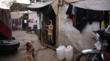 Vertriebene Kinder stehen vor einem Behelfszelt in Sanaa. Das World Food Programme warnt vor wachsender Hungerkrise im Jemen. Foto: epa/Yahya Arhab