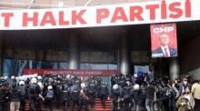 Die türkische Bereitschaftspolizei dringt in den Sitz der größten Oppositionspartei, der Republikanischen Volkspartei (CHP), ein, um deren abgesetzte Führung zu entfernen, nachdem die Behörden die Vollstreckung eines Ge... Foto: epa/Necati Savas