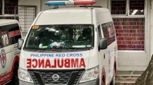 Ein Krankenwagen vor einem Krankenhaus in Manila. Auf den Philippinen kamen bei einem Schusswaffenangriff an einer Schule drei Schüler ums Leben. Foto: dpa/Carola Frentzen