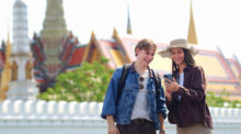 Internationale Besucher nutzen in Thailand gebündelte Rabatte und Services für Mobilität, Gastronomie und Einkäufe über den neuen „Amazing Thailand Grab Travel Pass“. Foto: Tourism Authority Of Thailand