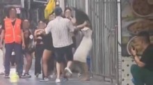 Am Eingang der Walking Street kommt es zu tumultartigen Szenen zwischen mehreren Beteiligten. Bild: TMN.TV
