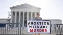 Protestierende Abtreibungsgegner mit einem Plakat "Abtreibungspillen sind Mord" versammeln sich vor dem Obersten Gerichtshof der USA. Foto: epa/Jim Lo Scalzo